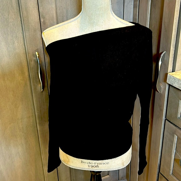 NWOT Elan Brand off-shoulder Sweater! - Picture 1 of 7